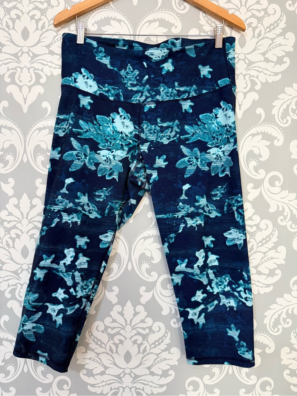 💫4/$25 • Old Navy Active Go-Dry Blue Floral Capri Leggings Workout Yoga Pants